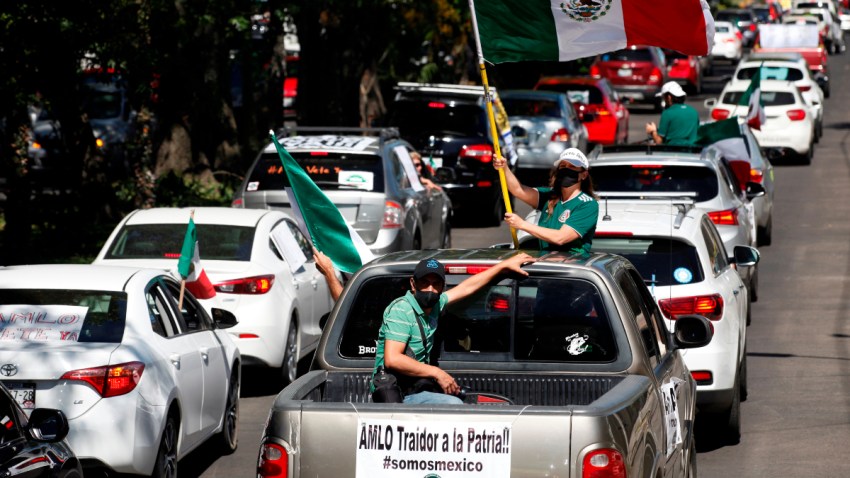 En Caravana De Vehiculos Miles Exigen Renuncia De Amlo Telemundo New York 47