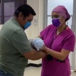 Enfermera entrega a bebé a su papá