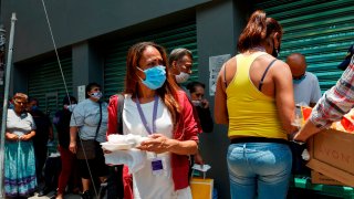 Personas sin hogar reciben ayuda en México
