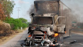 Tráiler quemado en carreteras de Guanajuato