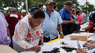 Mujer participa en consulta sobre Tren Maya