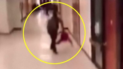 Video: lanza violentamente al suelo a menor de edad en una escuela
