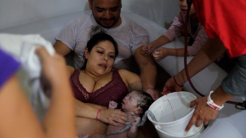 Miedo al coronavirus lleva a mexicanas a dar a luz en sus casas