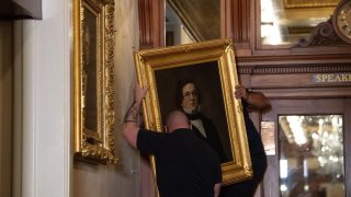 Funcionarios remueven una pintura de Howell Cobb, de Georgia, del Capitolio, sede del Congreso de EE.UU., este 18 de junio de 2020. EFE/Graeme Jennings