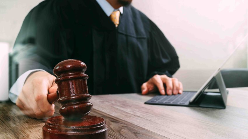 shutterstock-foto-generica-tecnologia-en-juicio-s01234