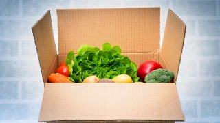 Caja de carton con verduras