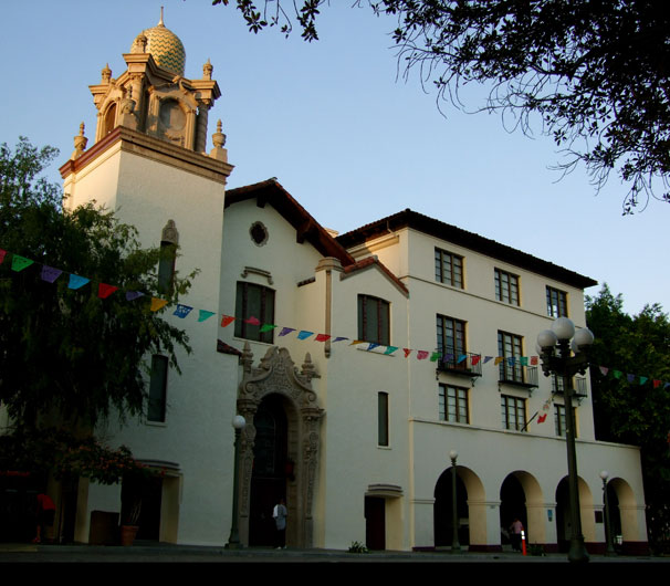 La zona conocida como "Placita Olvera" está designada como histórica y se encuentra en el centro de Los Ángeles. Ofrece muchas tiendas y restaurantes en honor a México.