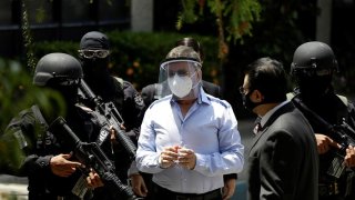 El exministro de Defensa y Seguridad salvadoreño David Munguía Payés es custodiado este domingo por la policía en el centro judicial "Isidro Menéndez", en San Salvador (El Salvador). EFE/Rodrigo Sura