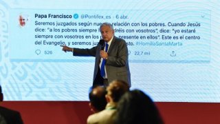 AMLO muestra una frase del Papa