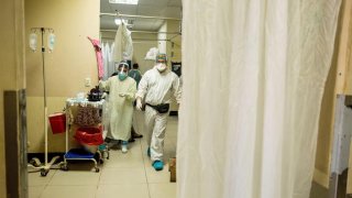 En la imagen, médicos del Hospital Nacional de Chimaltenango (Guatemala). EFE/Esteban Biba/Archivo