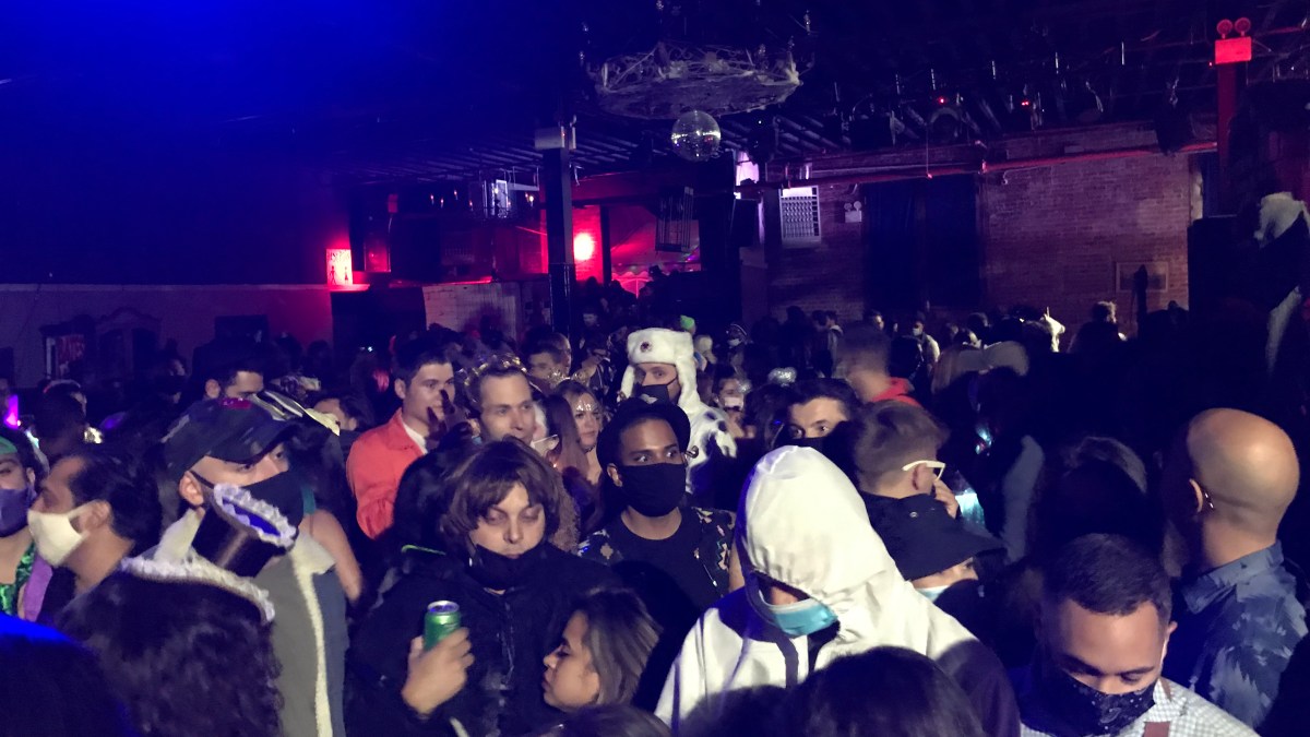 Police disrupt a Halloween party of hundreds of people in Brooklyn – Telemundo New York (47)