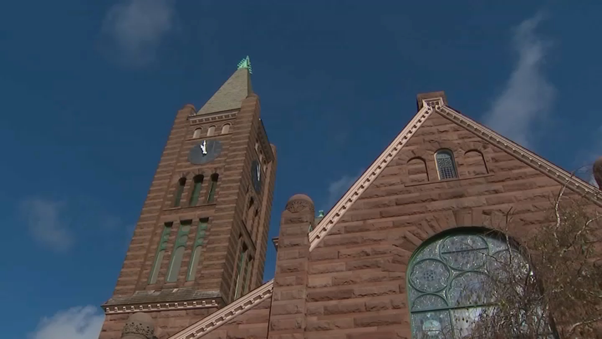 A church bell in NY rings 218 thousand times in tribute to the lives lost by COVID-19 in the country – Telemundo New York (47)