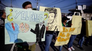 Empleados de diferentes alcaldías de El Salvador protestan hoy, en Soyapango (El Salvador). EFE /Rodrigo Sura