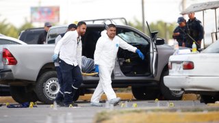 Peritos en escena de crimen en México