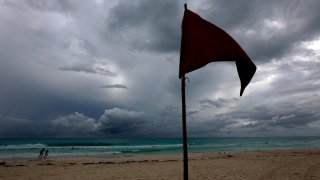 Playa en Cancún previo a la llegada del huracán Delta