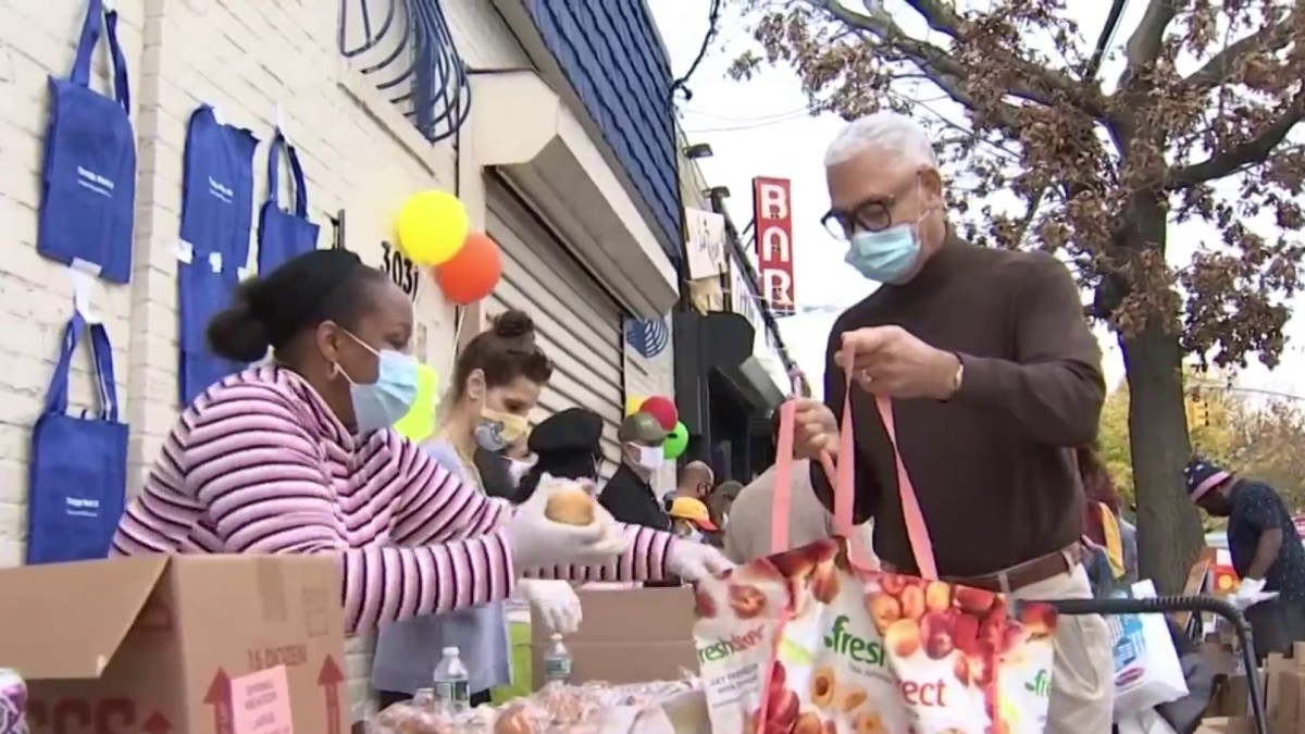 Turkey Delivery for Thanksgiving Dinner for Families in Queens and The Bronx – Telemundo New York (47)