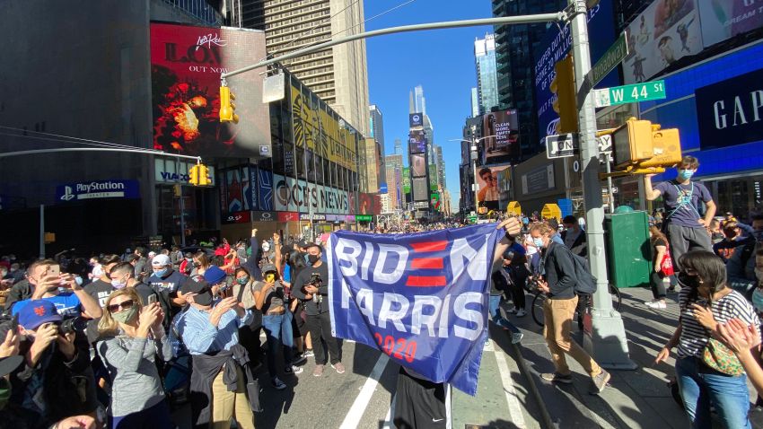 Pese a COVID, decenas de personas en Nueva York salen a festejar la "caída" de Donald Trump