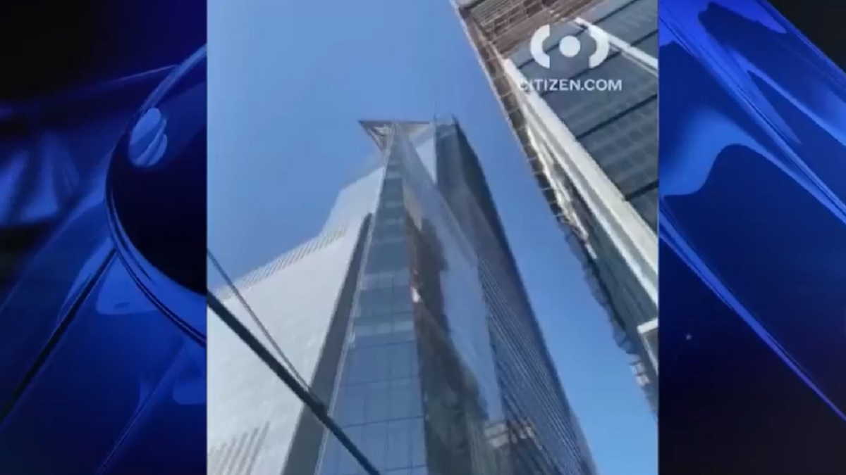 Two window cleaners are miraculously alive after falling from a building in NYC – NBC New York (47)