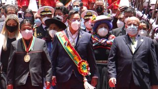 El nuevo presidente de Bolivia, Luis Arce, camina junto al vicepresidente David Choquehuanca tras ceremonia de juramentación.