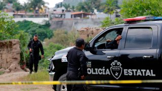 Policías estatales resguardan zona de fosa clandestina