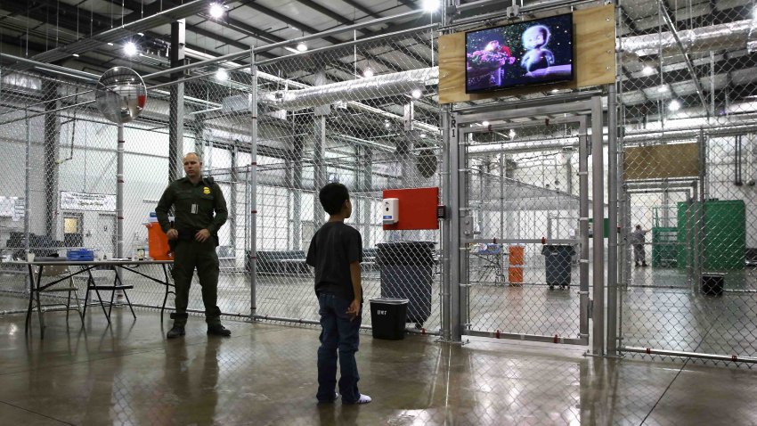 Juez federal bloquea deportación de niños migrantes que cruzan solos