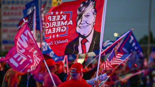 Seguidores del presidente Trump protestan contra los resultados de las elecciones, el 7 de noviembre del 2020, frente al restaurante La Carreta en Miami, Florida.