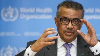 Imagen del director general de la Organización Mundial de la Salud (OMS), Tedros Adhanom Ghebreyesus, habla durante una rueda de prensa en Ginebra (Suiza).