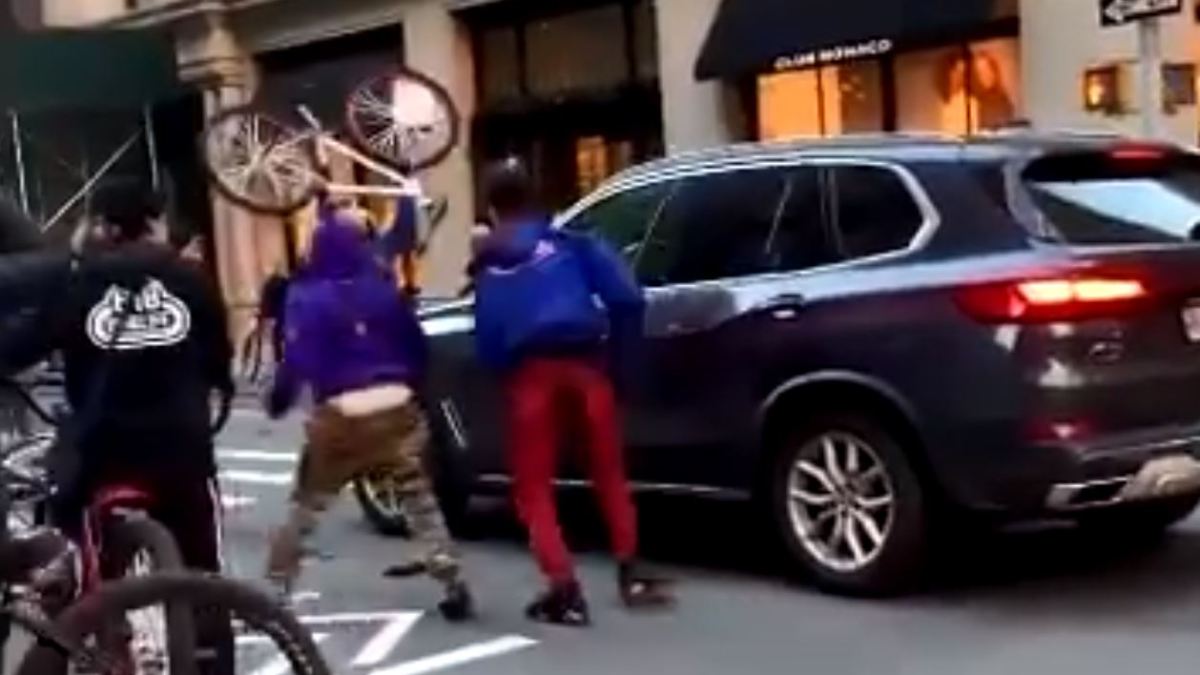 Under-15-year-old arrested in connection with violent attack by cyclists on a BMW in NYC – Telemundo New York (47)