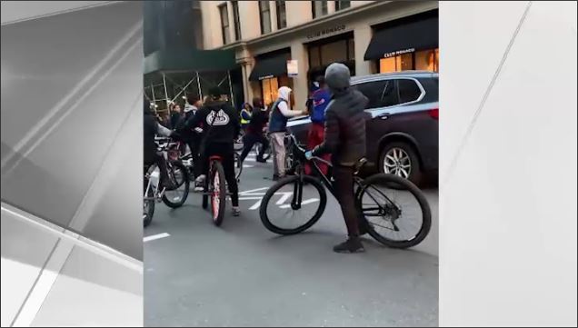 Cyclists surround and destroy a BMW in the middle of Manhattan – Telemundo New York (47)