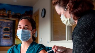 Una enfermera recibe la vacuna contra COVID-19 de Moderna en Boston.