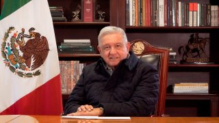 AMLO dirige un mensaje desde su escritorio en Palacio Nacional