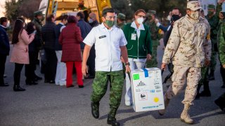 Soldados mexicanos llevan dosis de vacuna anticovid a Coahuila