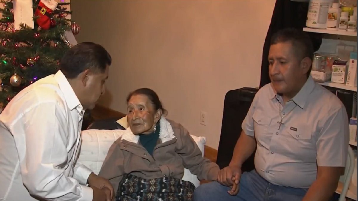 Madre ecuatoriana se reencuentra con sus hijos luego de décadas