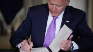 El presidente de Estados Unidos, Joe Biden, firma órdenes ejecutivas después de hablar sobre equidad racial en el Comedor Estatal de la Casa Blanca en Washington, DC el 26 de enero de 2021.