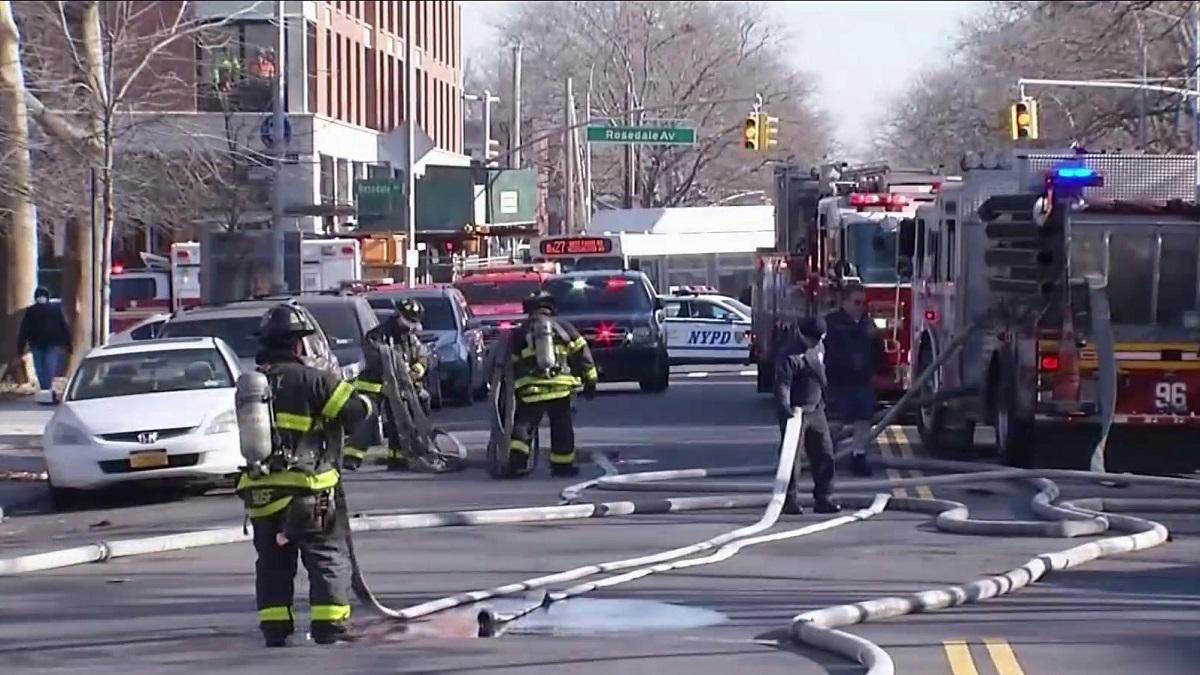 Voraz incendio en un edificio deja por lo menos 12 heridos en El Bronx