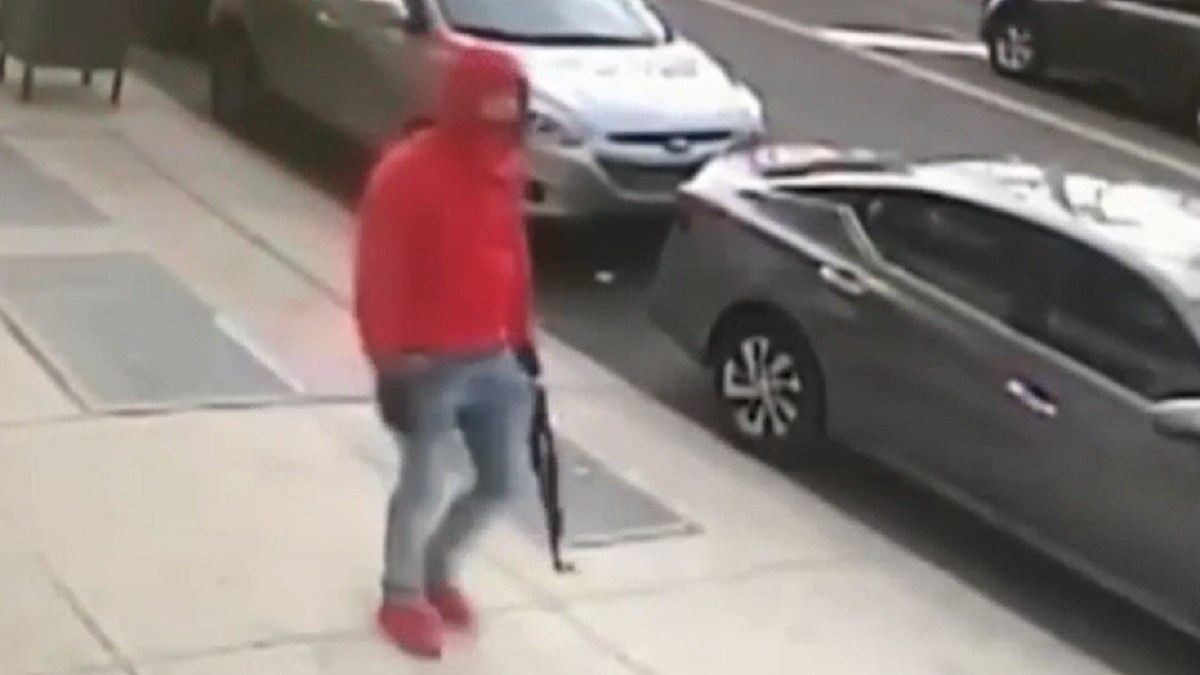 Man walks armed like Rambo through the streets of the Bronx – Telemundo New York (47)