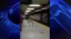 NYPD: Hombre desnudo ataca pasajeros en una estación de NYC y muere electrocutado