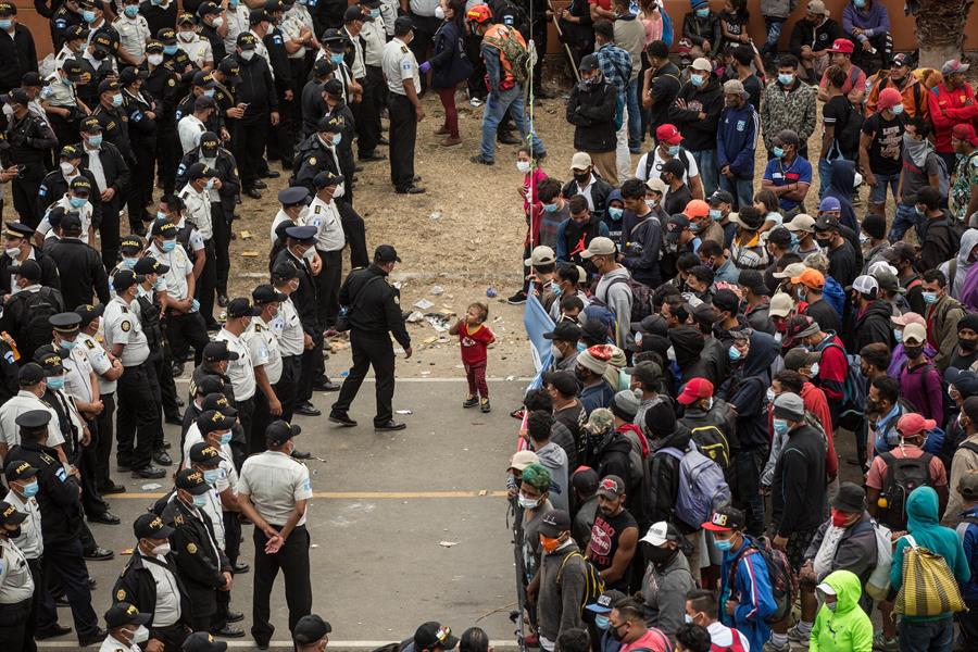 Se disuelve caravana de migrantes hondure os en Guatemala