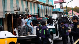 Policías apoyan en sus patrullas ante la falta de transporte en Ciudad de México