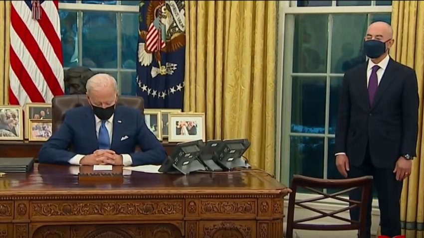 Las tres órdenes ejecutivas de inmigración firmadas por Biden