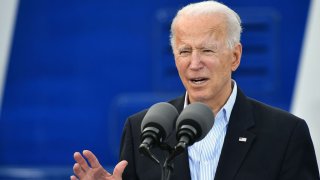 El presidente de Estados Unidos, Joe Biden, habla después de visitar una instalación de vacunación de FEMA Covid-19 en el estadio NRG en Houston, Texas, el 26 de febrero de 2021.