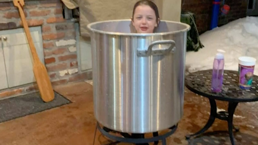 La tormenta los deja sin agua: así es como un baño de nieve en olla se vuelve viral