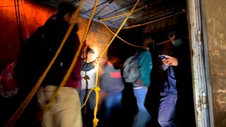 Agentes mexicanos rescatan a migrantes en un camión
