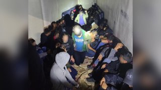 Migrantes hallados en camiones en Laredo