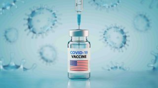 Vacuna y jeringa de coronavirus COVID-19 con bandera de imagen conceptual de Estados Unidos. Ilustración 3D.
