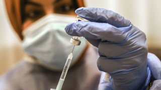 Las nuevas variantes del COVID-19 ponen contra las cuerdas a las farmacéuticas.