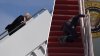 En video: Biden tropieza y cae al abordar el avión presidencial