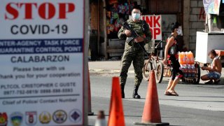 El gobierno impuso una cuarentena en varias regiones de Filipinas, incluida Manila, la capital.