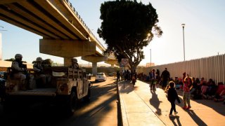 Cientos de migrantes están llegando a la frontera en distintos puntos de ingreso, como en Tijuana, México.