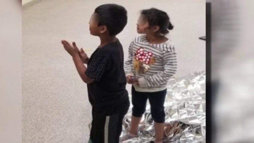Abandonan a hermanos de 5 y 6 años en la frontera con el número telefónico de la madre en una nota